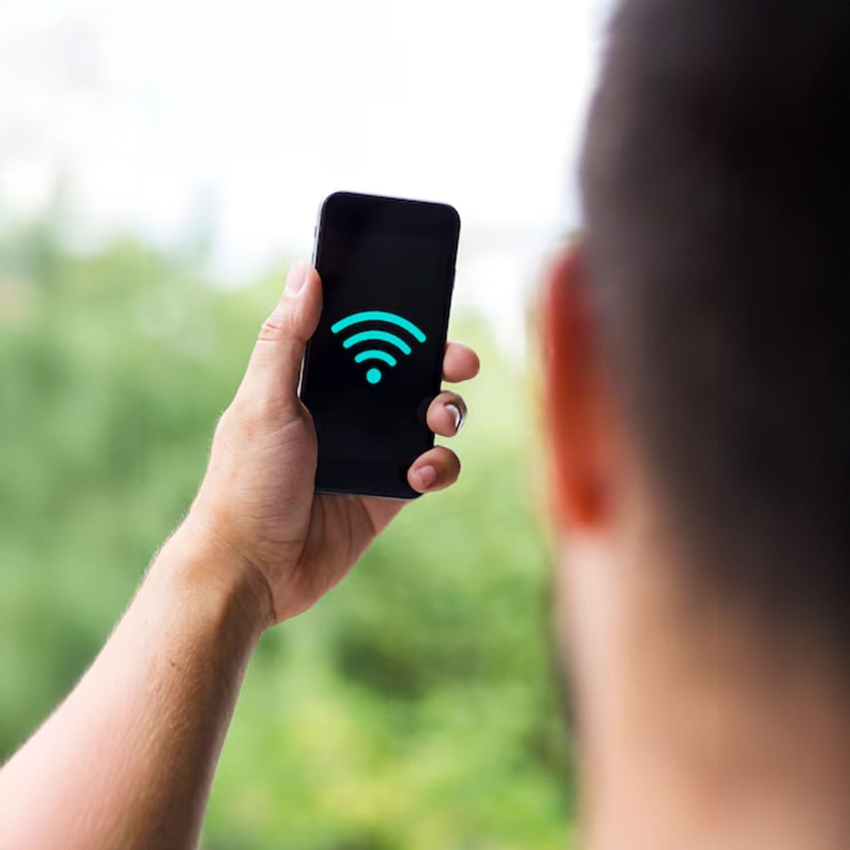 Different types of mobile signal booster devices for cellular network improvement