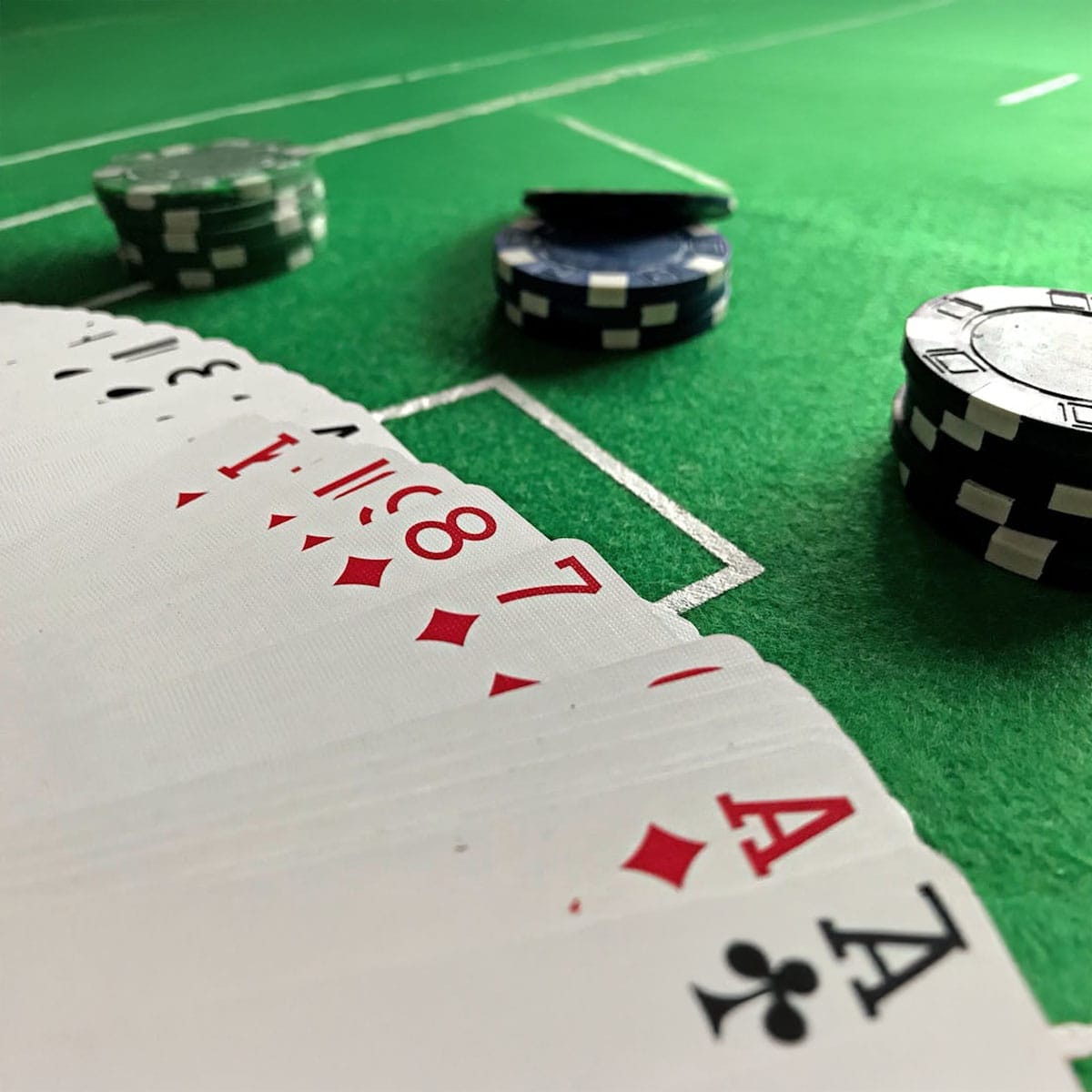 Multi-table online poker interface showing responsible simultaneous game management