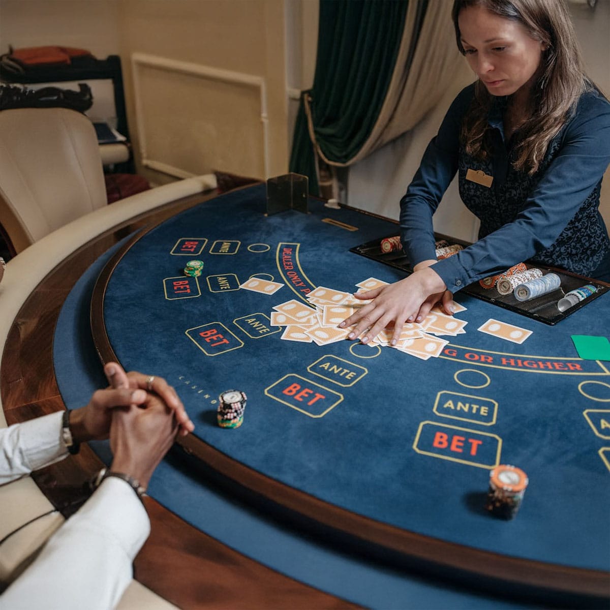 Online poker player demonstrating respectful gameplay etiquette at digital table