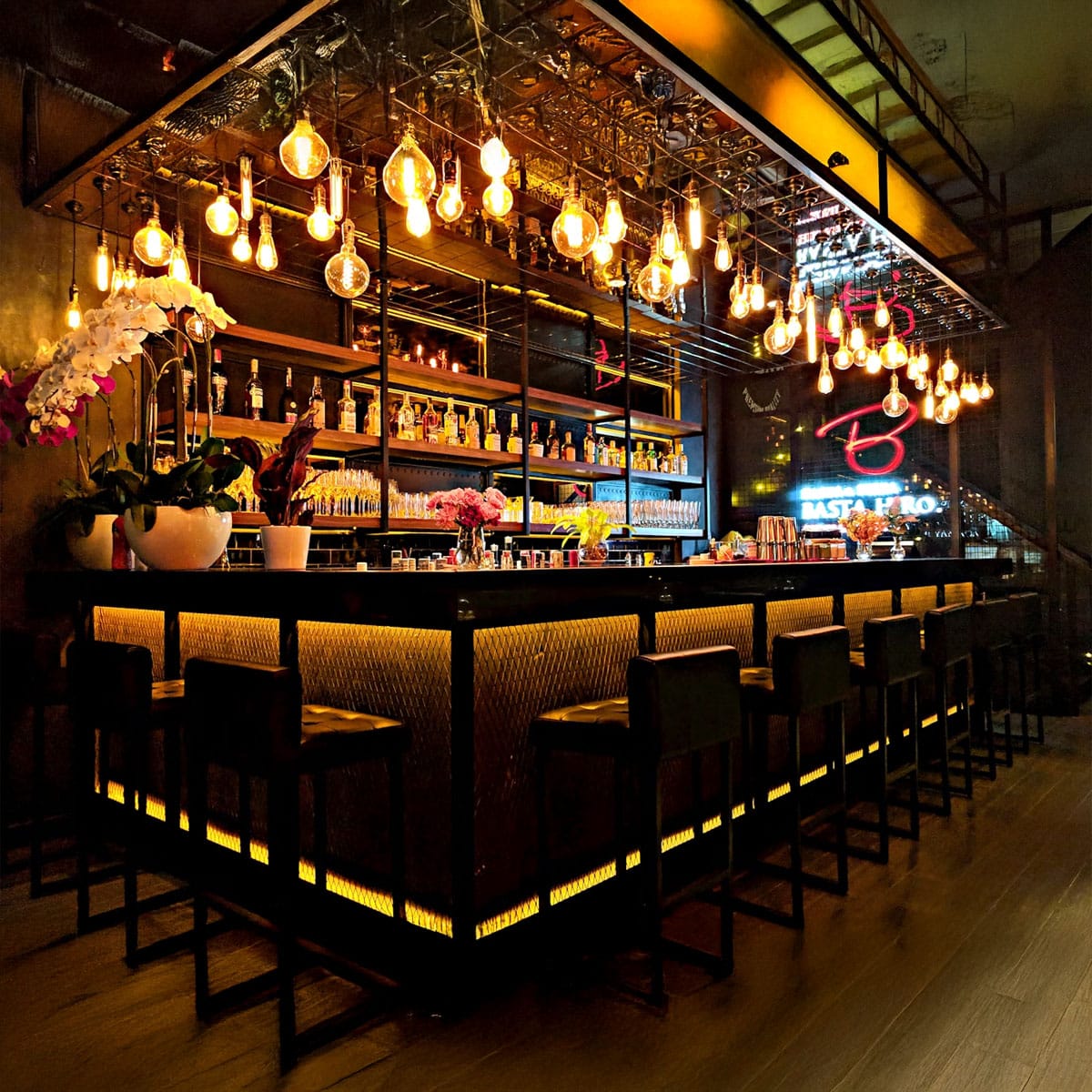 Soho Pub Crawls: From Historic Landmarks to Themed Nights That Work