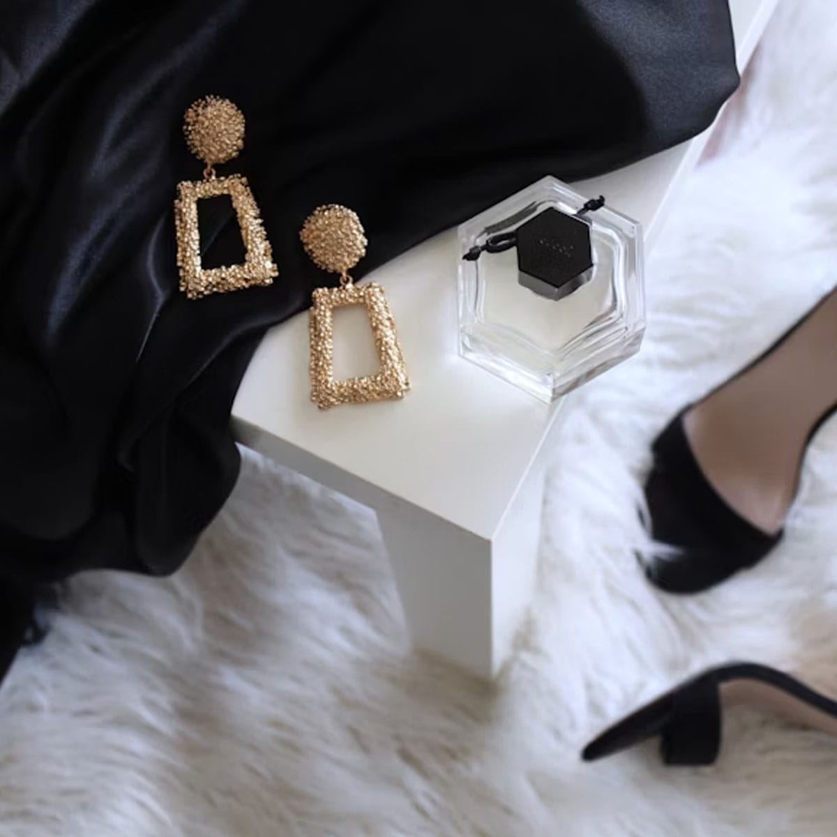 Verified pre-owned luxury goods Authenticated luxury fashion items displayed on second-hand resale platform