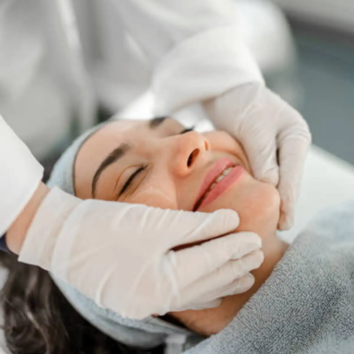 Makeup tips for PCOS skin Makeup application techniques for managing PCOS skin texture and facial hair concerns